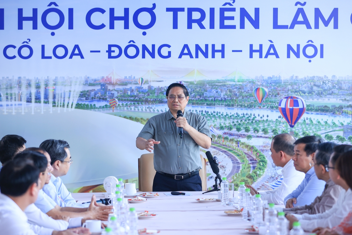 Thủ tướng Phạm Minh Chính làm việc với chủ đầu tư và các đơn vị thi công dự án Trung tâm Hội chợ Triển lãm quốc gia tại huyện Đông Anh, Hà Nội