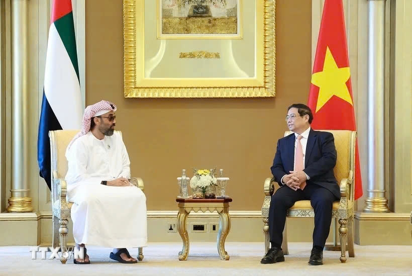 Tại buổi tiếp Cố vấn An ninh Quốc gia kiêm Phó Toàn quyền Abu Dhabi Tahnoun bin Zayed Al Nahyan, Thủ tướng Phạm Minh Chính khẳng định Việt Nam hoan nghênh và sẵn sàng tạo điều kiện thuận lợi cho các nhà đầu tư UAE nói chung và Abu Dhabi nói riêng; mong muốn ông Tahnoun bin Zayed Al Nahyan khuyến khích các tập đoàn, quỹ đầu tư UAE xem xét đầu tư vào các dự án có quy mô lớn trong các lĩnh vực UAE có thế mạnh như năng lượng, năng lượng tái tạo, dầu khí và logistics, sản xuất vật liệu… (Ảnh: TTXVN)