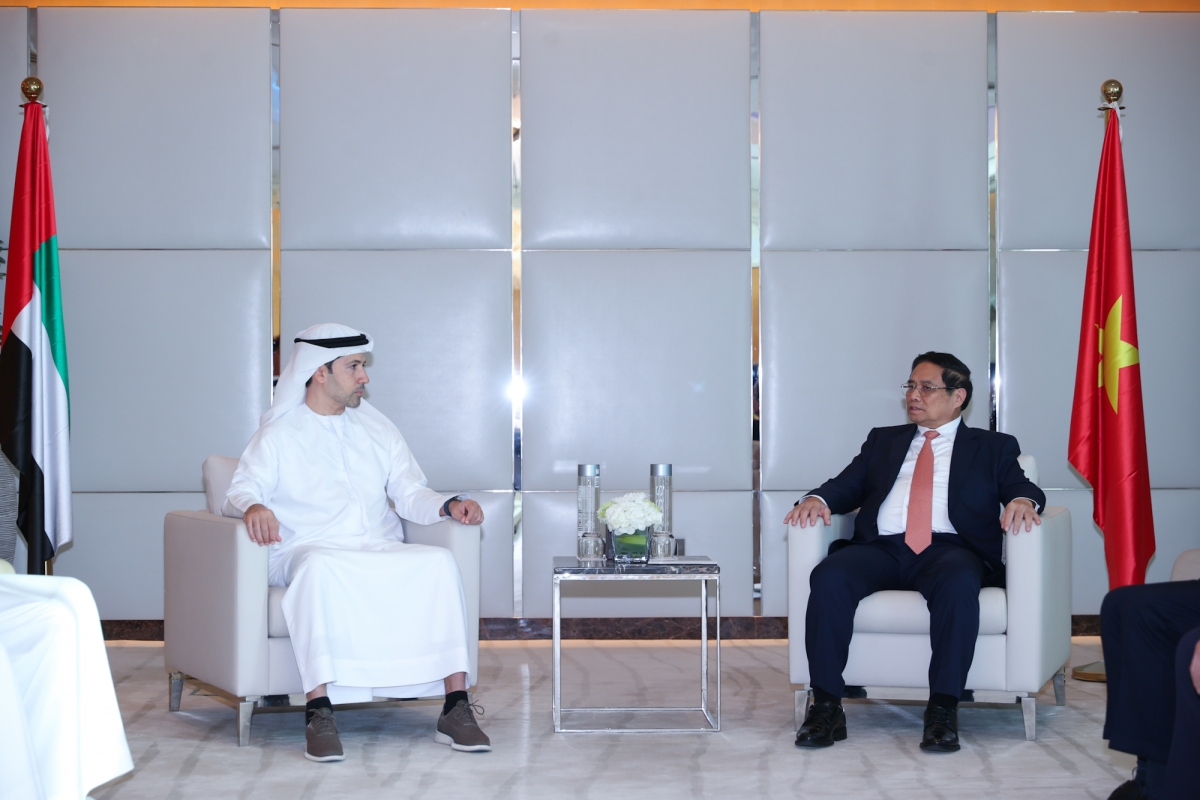 Tiếp Chủ tịch điều hành Trung tâm Tài chính Dubai Arif Amiri, Thủ tướng đánh giá cao Trung tâm Tài chính Dubai, một trong những Trung tâm tài chính hàng đầu thế giới và đề nghị Trung tâm Tài chính Dubai hợp tác với Việt Nam phát triển các dịch vụ tài chính, hỗ trợ phát triển Trung tâm tài chính Thành phố Hồ Chí Minh. Ông Arif Amiti cho rằng Việt Nam cần đẩy mạnh phát triển dịch vụ tài chính để tạo nền tảng cho phát triển thương mại và thu hút đầu tư. Ông Arif Amiti sẵn sàng hỗ trợ chia sẻ kinh nghiệm xây dựng trung tâm tài chính và hợp tác với Việt Nam trong lĩnh vực dịch vụ tài chính. Đồng thời mong muốn sớm thăm Việt Nam để cụ thể hóa các nội dung hợp tác. (Ảnh: TTXVN)