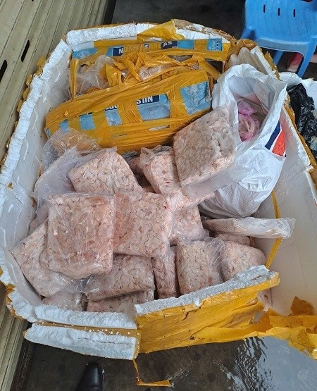 Hàng thực phẩm đông lạnh không rõ nguồn gốc xuất xứ (Ảnh Sở ATTP)