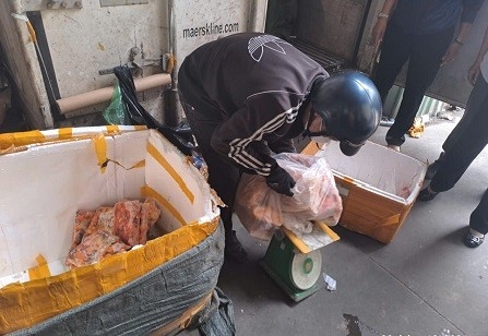 Nhiều món "khoái khẩu" của nhiều người như vú heo, sụn gà không rõ nguồn gốc bị đưa đi tiêu hủy (Ảnh Sở ATTP)