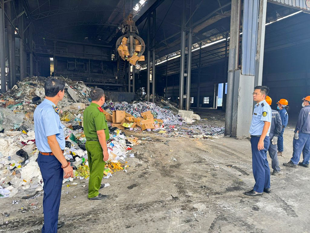 Lực lượng chức năng buộc tiêu hủy 34.000 thiết bị thuốc lá điện tử nhập lậu.