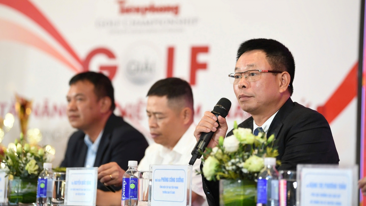 Ông Phùng Công Sưởng - Tổng Biên tập báo Tiền Phong, Giám đốc Quỹ Hỗ trợ Tài năng trẻ Việt Nam, Trưởng Ban tổ chức phát biểu tại buổi họp báo.