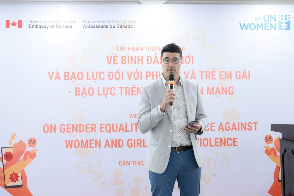 Ông Colin Timothy Muir Shonk, Bí thư Thứ nhất về Chính trị và Quan hệ Công chúng, Đại sứ quán Canada tại Việt Nam chia sẻ tại buổi tập huấn