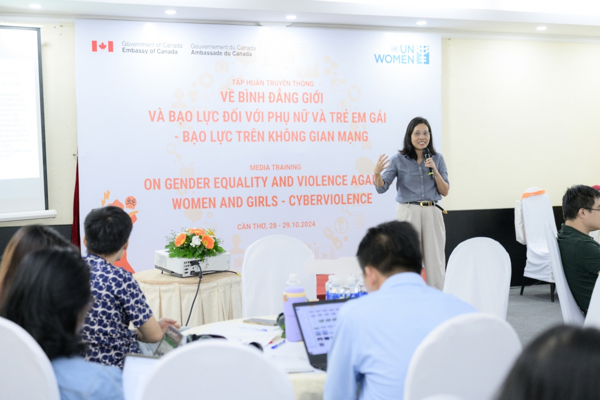 Th.s Trần Lệ Thùy - Giám đốc, Trung tâm Sáng kiến Truyền thông và Phát triển chia sẻ tại buổi tập huấn