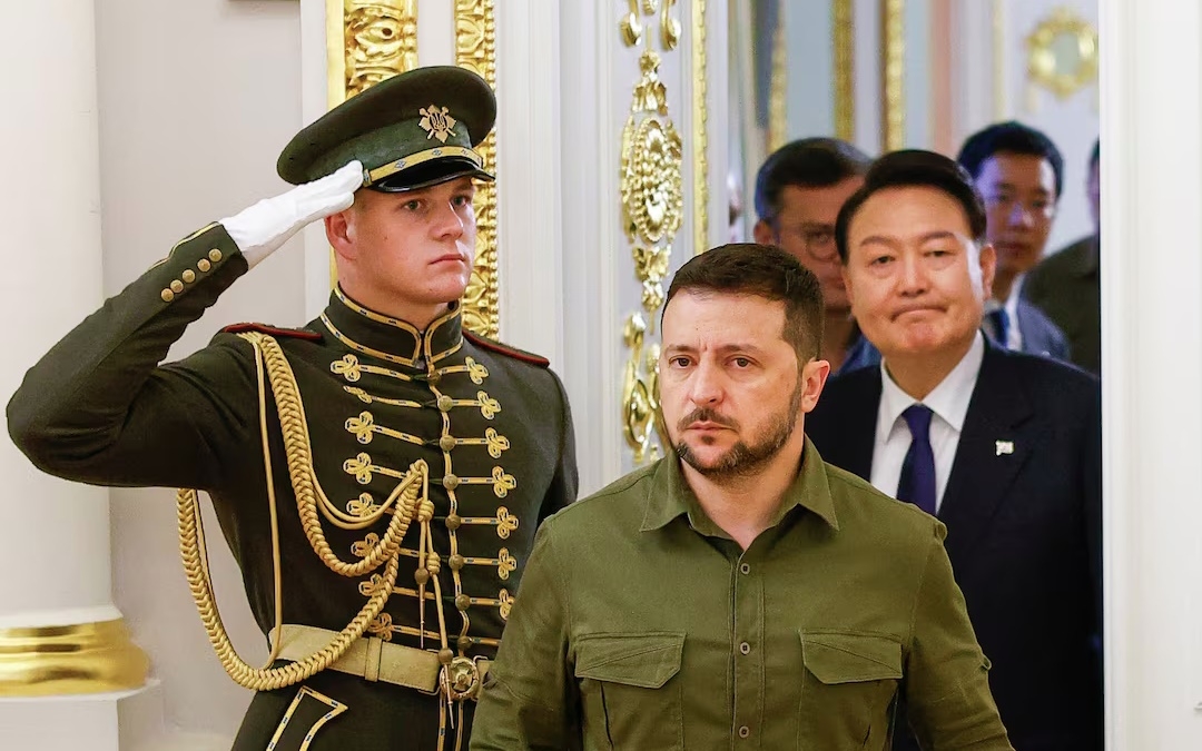 Tổng thống Ukraine Zelensky và Tổng thống Hàn Quốc Yoon trong một dịp có mặt tại thủ đô Kiev. Ảnh: Reuters.