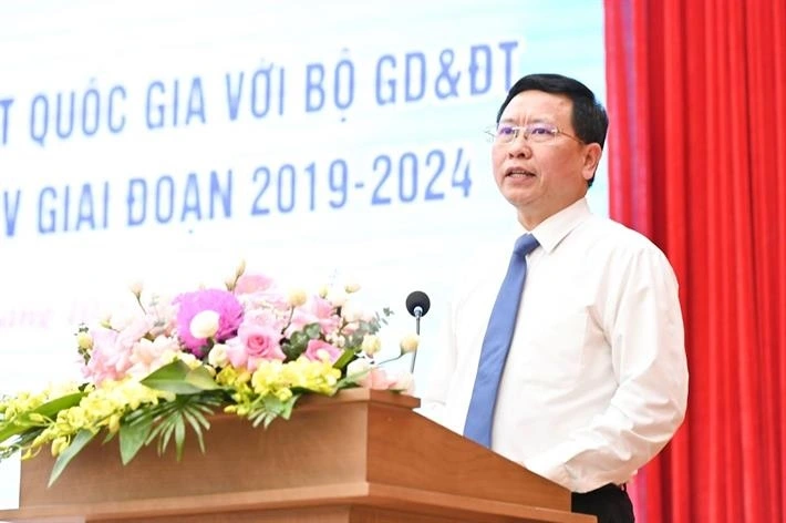 Vụ trưởng Vụ Giáo dục Chính trị và Công tác học sinh, sinh viên Trần Văn Đạt báo cáo tại hội nghị