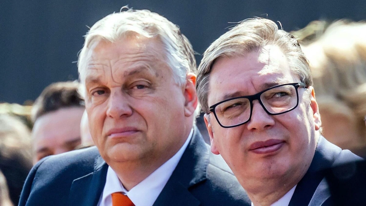 Tổng thống Serbia Aleksandar Vucic (phải) với Thủ tướng Hungary Viktor Orban. (Ảnh AFP)