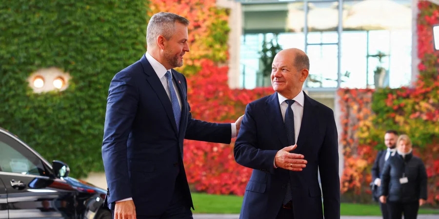 Tổng thống Slovakia - Peter Pellegrini và Thủ tướng Đức Olaf Scholz. Ảnh: Reuters
