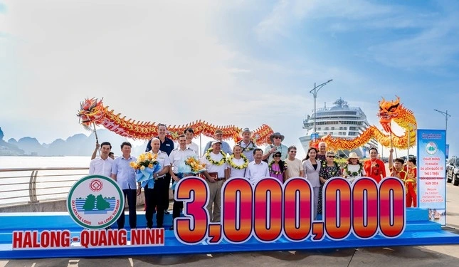 Quang Ninh welcomes three millionth foreign tourist at cruise port. (Photo: tienphong.vn)