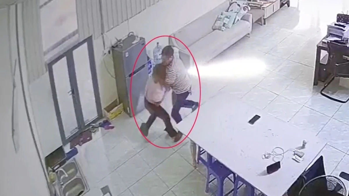 Ông Yang Zhong Wu hành hung nữ kế toán ngay trong phòng làm việc (ảnh cắt từ camera)