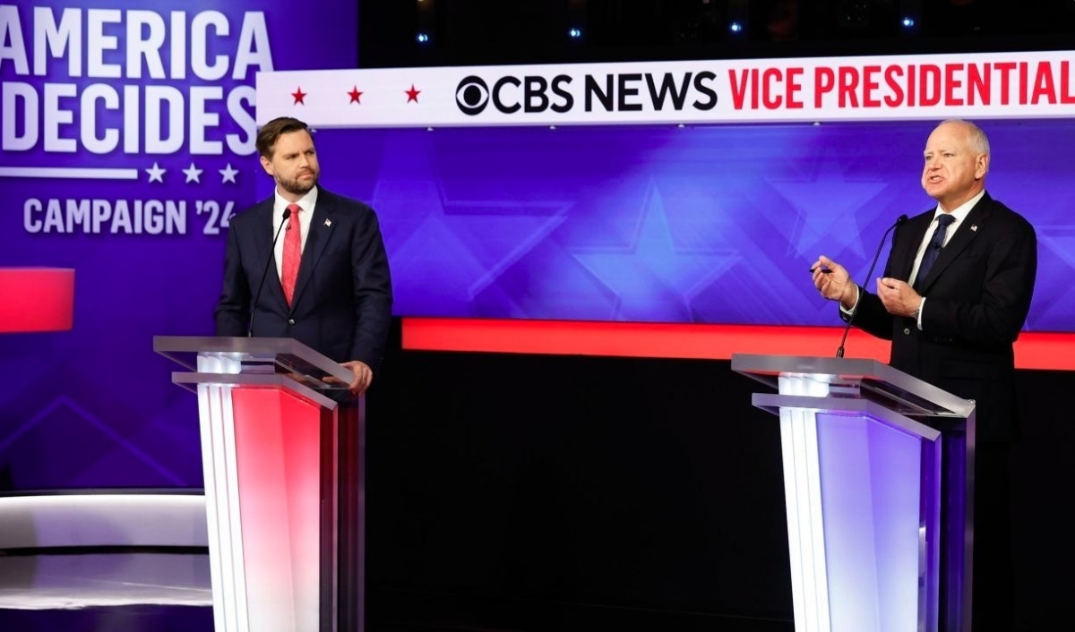 Ứng viên JD Vance (trái) và Tim Walz trên sân khấu tranh luận tối 1/10. Ảnh: CNN.
