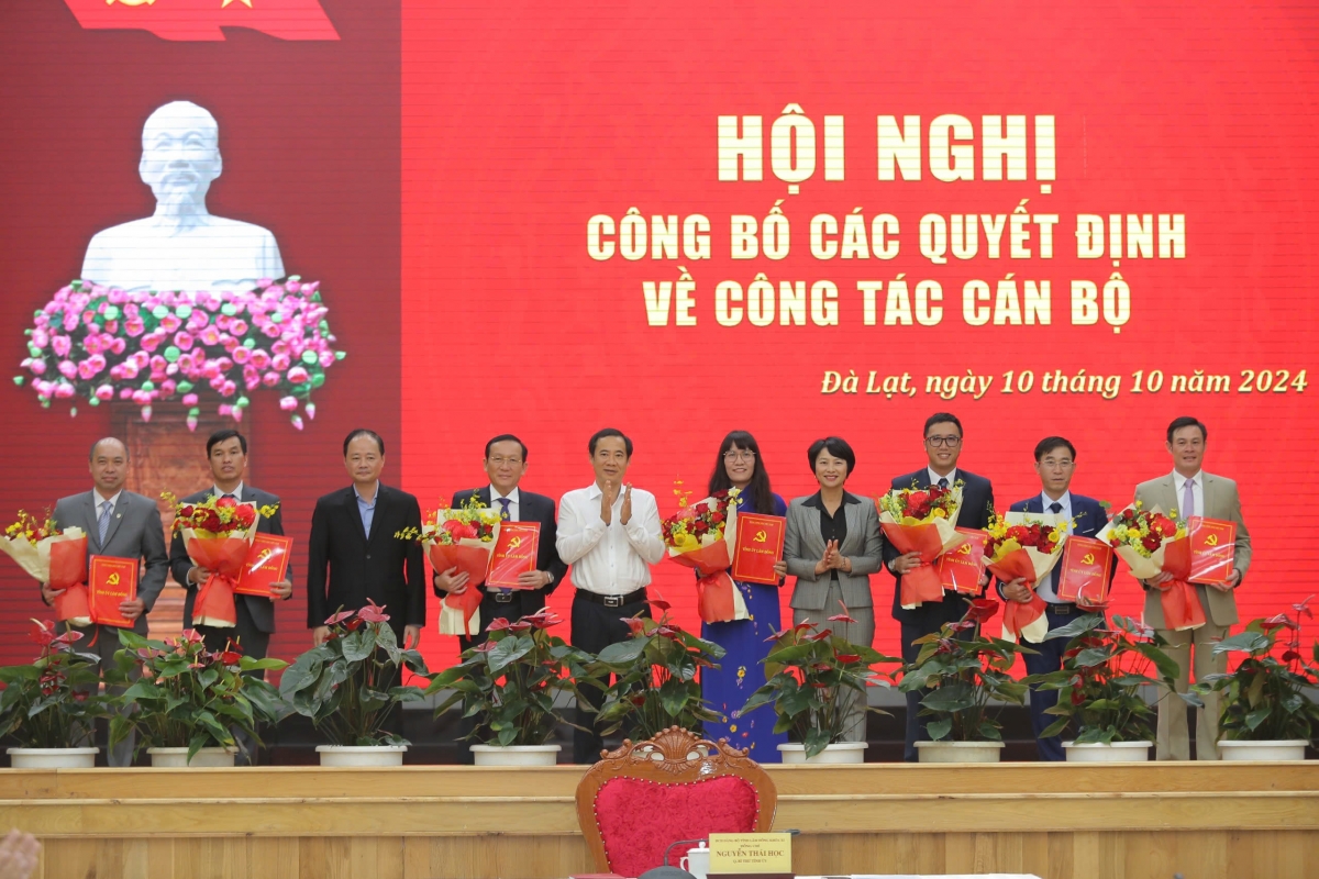 Trao quyết định cho các cán bộ được điều động, bổ nhiệm chức vụ