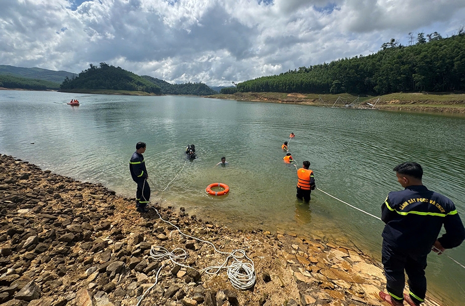 Triển khai thợ lặn tìm kiếm dưới lòng hồ (ảnh Công an Quảng Ngãi)