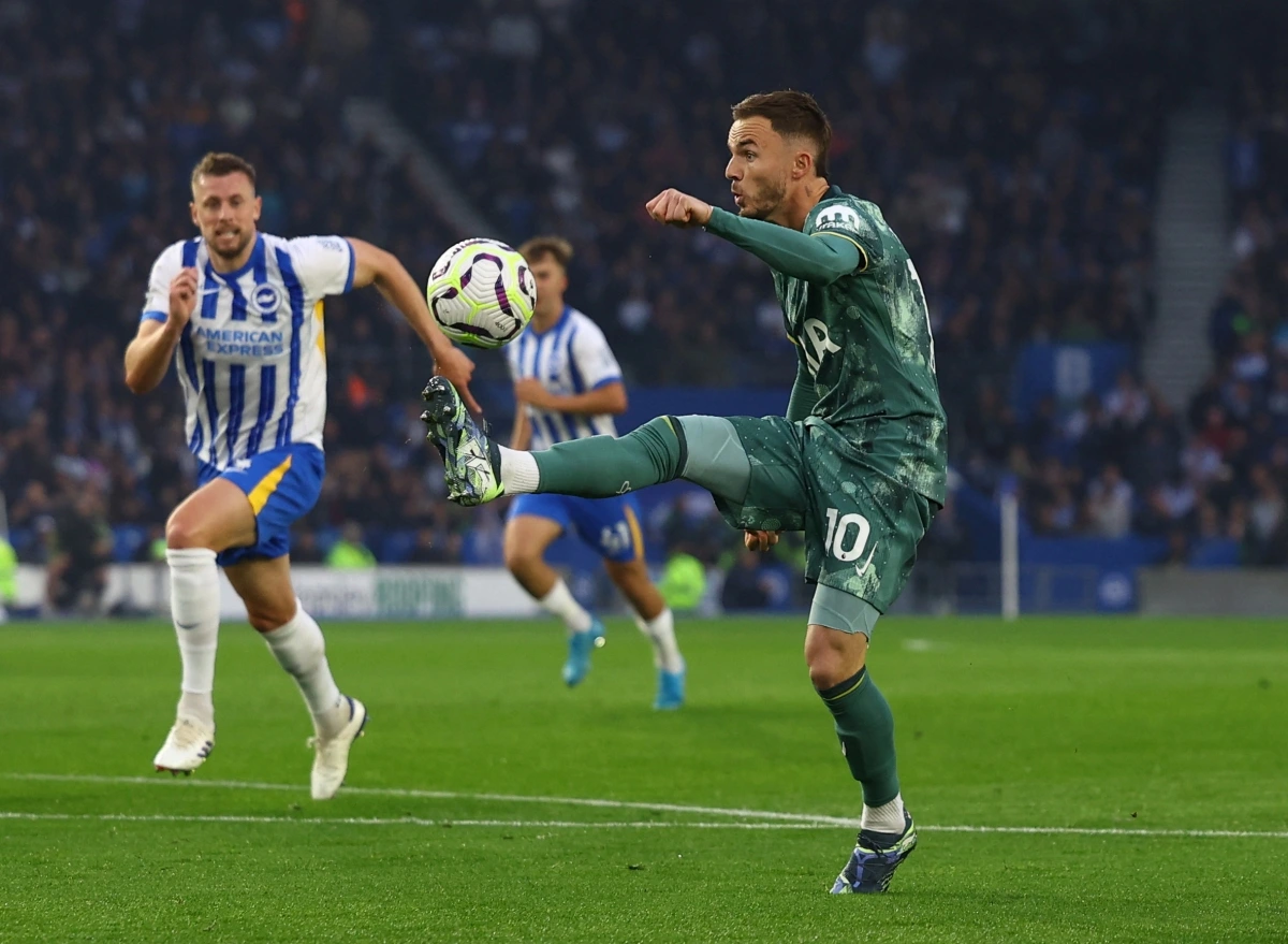 Tottenham đang có thế trận tốt hơn đội chủ nhà (Ảnh: Reuters).