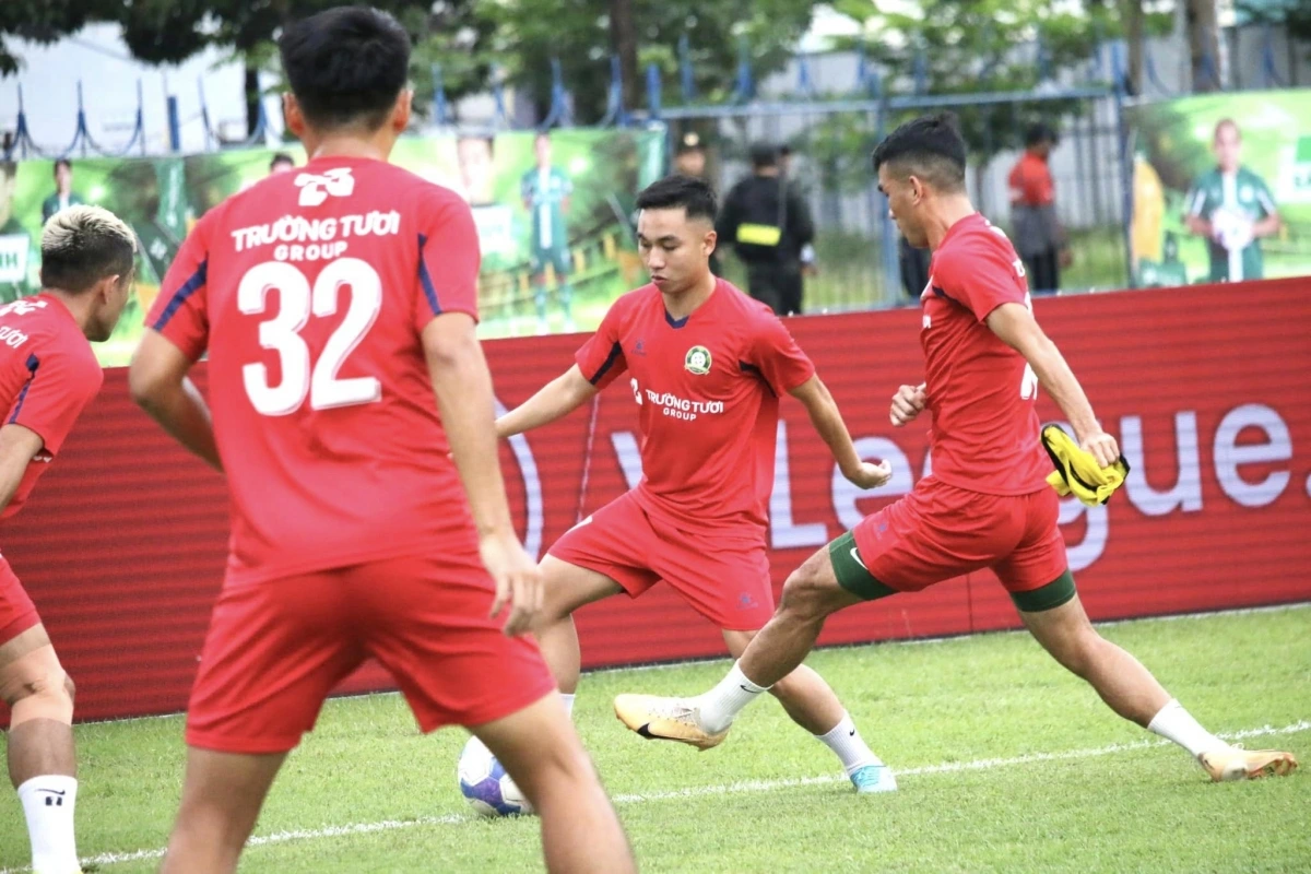 Các cầu thủ chủ nhà khởi động trước trận đấu. (Ảnh: Bình Phước FC). 
