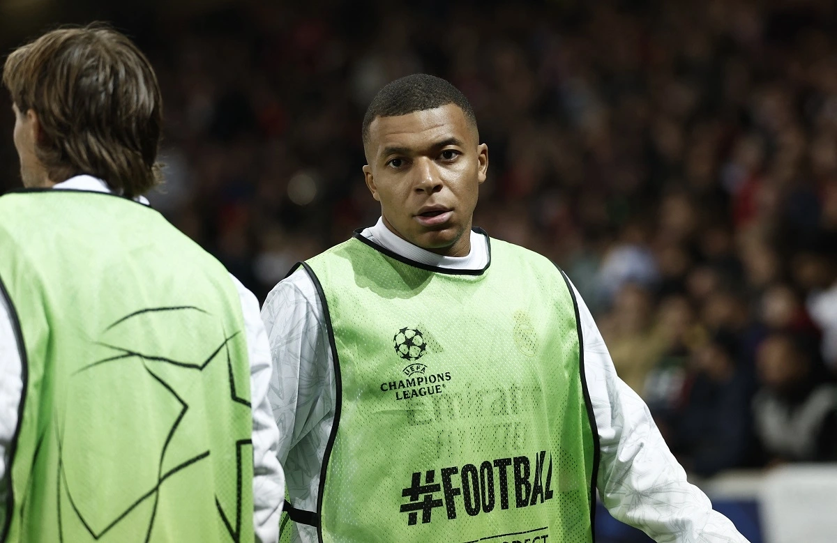 Mbappe khởi động và sẵn sàng vào sân khi Real gặp bế tắc. (Ảnh: Reuters). 