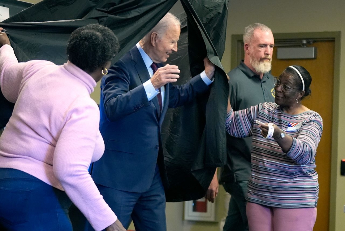 Ông Biden rời khỏi bốt bỏ phiếu sau khi hoàn thành việc bỏ phiếu sớm. Ảnh: CNN