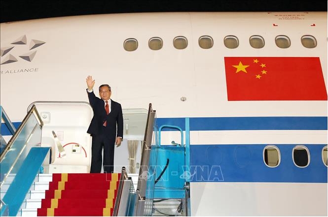 Thủ tướng Trung Quốc Lý Cường đến Sân bay Quốc tế Nội Bài, Hà Nội (Ảnh: Phạm Kiên/TTXVN)
