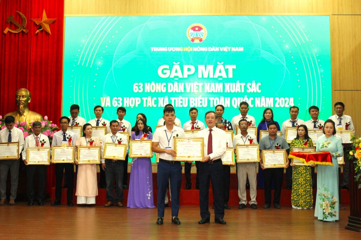 Trung ương Hội nông dân Việt Nam trao tặng Bằng khen cho nông dân xuất sắc và hợp tác xã tiêu biểu năm 2024.