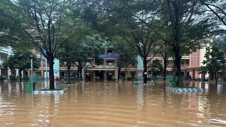 Hơn 2.600 học sinh phải nghỉ học do lũ tràn vào trường (Ảnh: CTV)