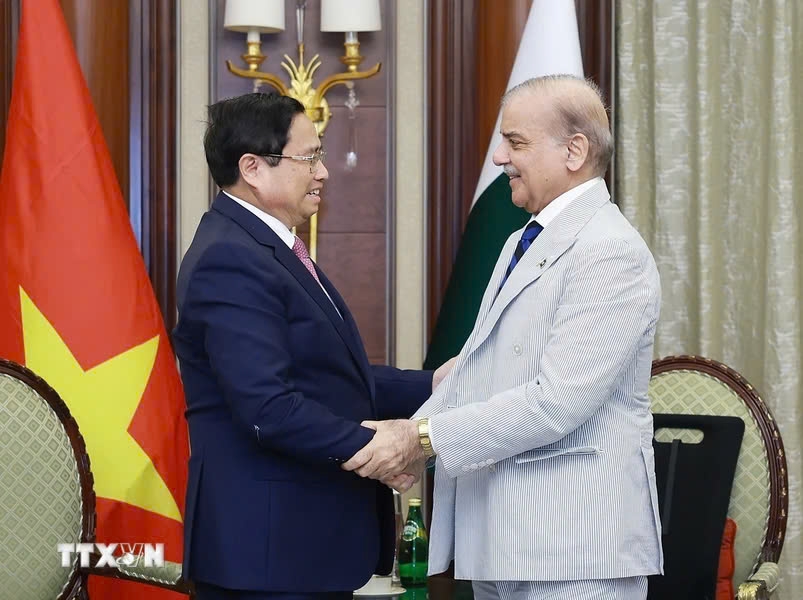 Thủ tướng Phạm Minh Chính gặp Thủ tướng Pakistan Shehbaz Sharif. (Ảnh: TTXVN)