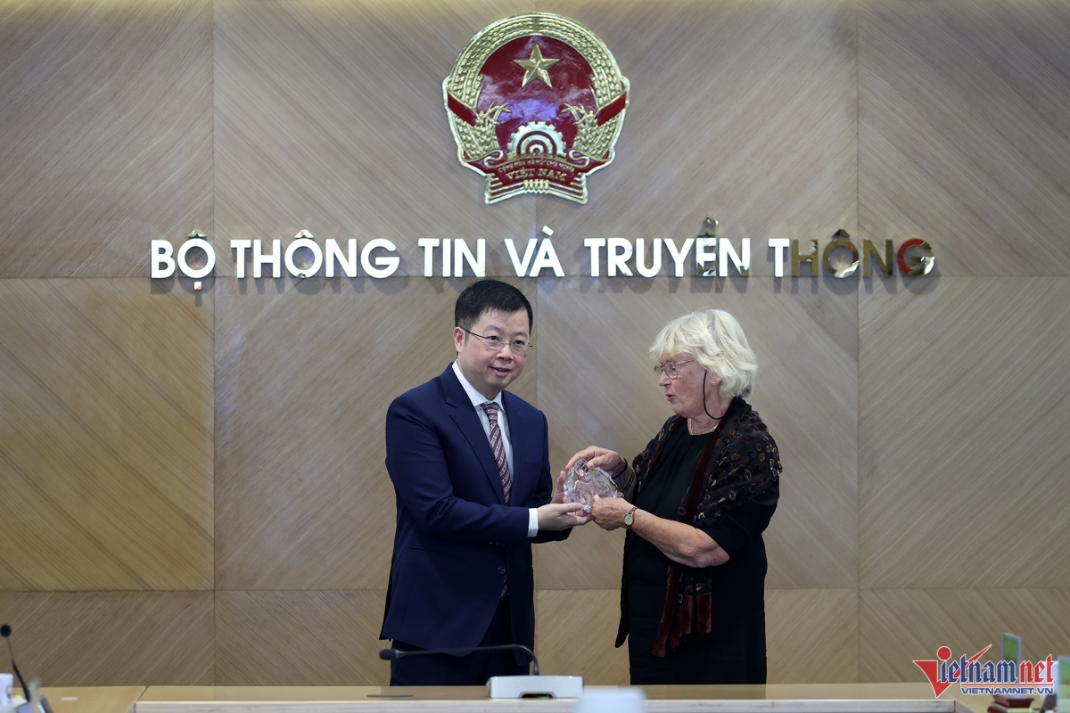 Bà Annelie Ewers trao tặng món quà đã chuẩn bị trước và lời chúc tốt đẹp đến các cơ quan báo chí Việt Nam.