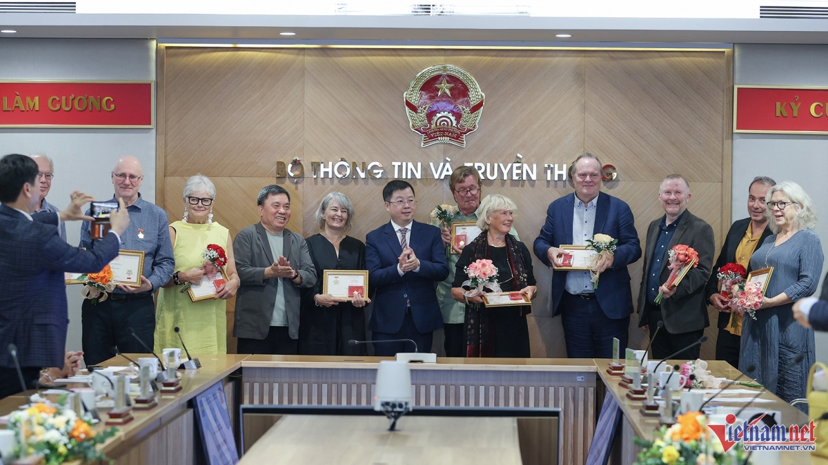 Thứ trưởng Nguyễn Thanh Lâm và nguyên Thứ trưởng Đỗ Quý Doãn trao Kỷ niệm chương vì sự nghiệp Thông tin và Truyền thông cho các cựu giảng viên báo chí Thụy Điển.