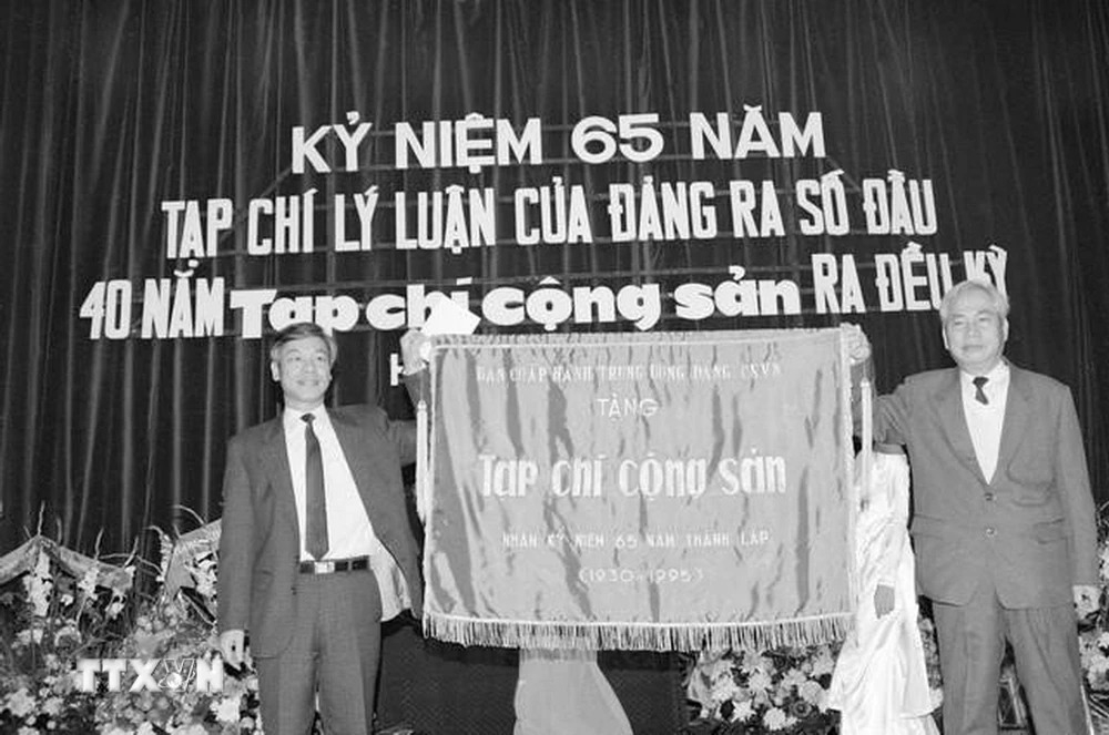 Tổng Biên tập Tạp chí Cộng sản Nguyễn Phú Trọng nhận bức trướng kỷ niệm của Ban chấp hành Trung ương Đảng tặng Tạp chí năm 1995. (Ảnh: TTXVN)