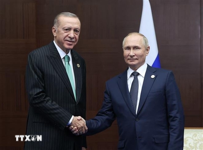 Tổng thống Thổ Nhĩ Kỳ Recep Tayyip Erdogan (trái) và Tổng thống Nga Vladimir Putin tại cuộc gặp ở Astana, Kazakhstan ngày 13/10/2022. (Ảnh: AFP/TTXVN)