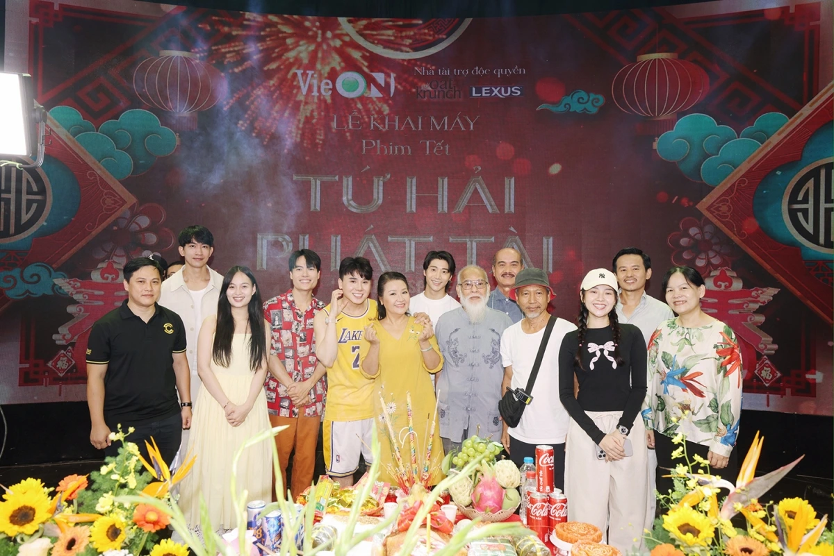 Đoàn phim "Tứ Hải phát tài" trong lễ khai máy.