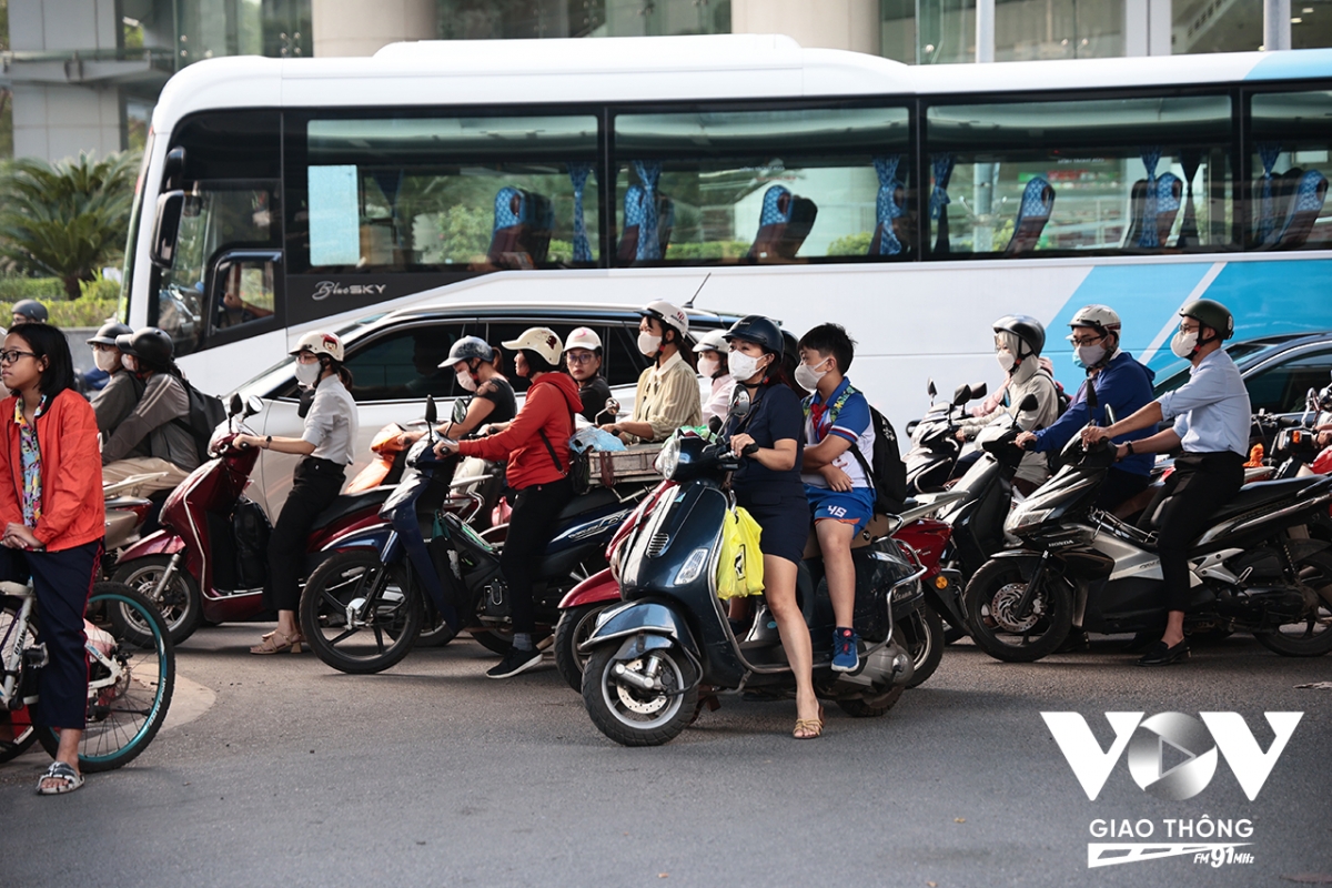 Thậm chí kẹp 2, kẹp 3… hiên ngang giữa đường