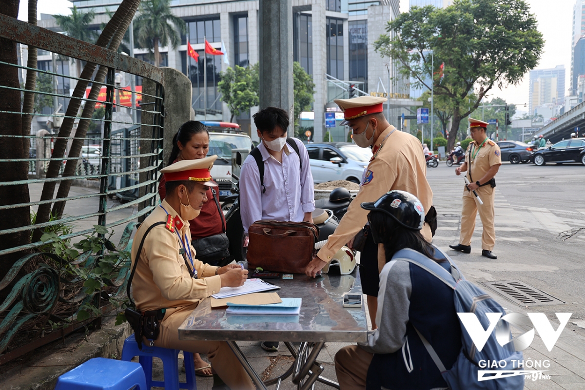 Tất cả các trường hợp học sinh vi phạm luật giao thông đường bộ đều được gửi thông báo về nhà trường để làm căn cứ, xử lý nghiêm tạo răn đe cho các học sinh khác