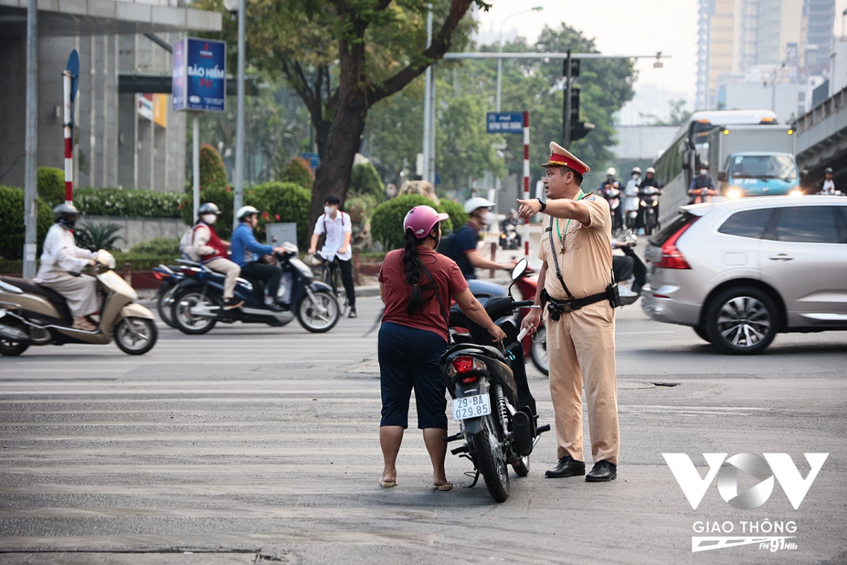 Nhiều trường hợp phụ huynh chở theo con, vi phạm luật giao thông nhưng vẫn cãi cự lực lượng CSGT vì không thông cảm cho vi phạm của mình