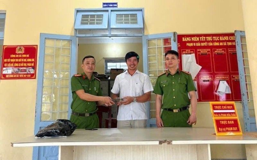 Việc trao trả tiền được thực hiện dưới dự chứng kiến của Công an xã Tịnh Hà