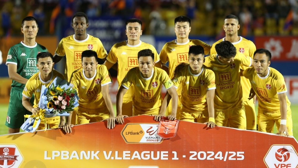 Triệu Việt Hưng (mang băng đội trưởng) dính chấn thương chưa hẹn ngày trở lại (Ảnh: VPF).
