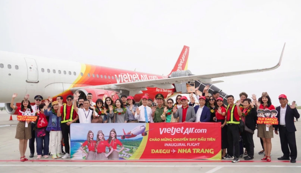 Representatives of the Department of Tourism of Khanh Hoa, Cam Ranh International Airport and Vietjet Air welcome visitors from Daegu to Cam Ranh. (Photo: baokhanhhoa.vn)