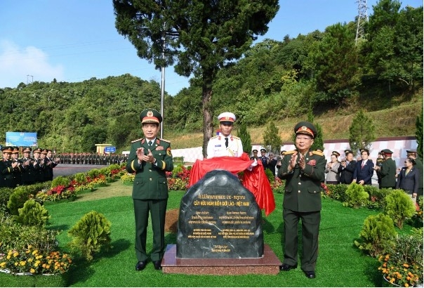 The two leaders plant a friendship tree.