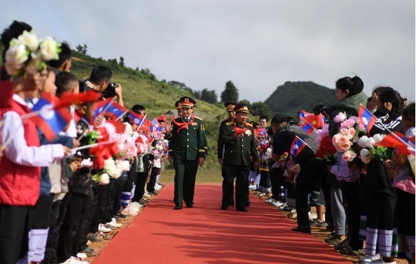 The two ministers visit Pahang Primary and Secondary School and donate gifts to students.