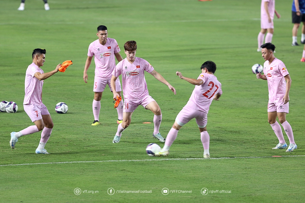Những cầu thủ vừa đá V-League tối qua đã ngay lập tức có mặt. 