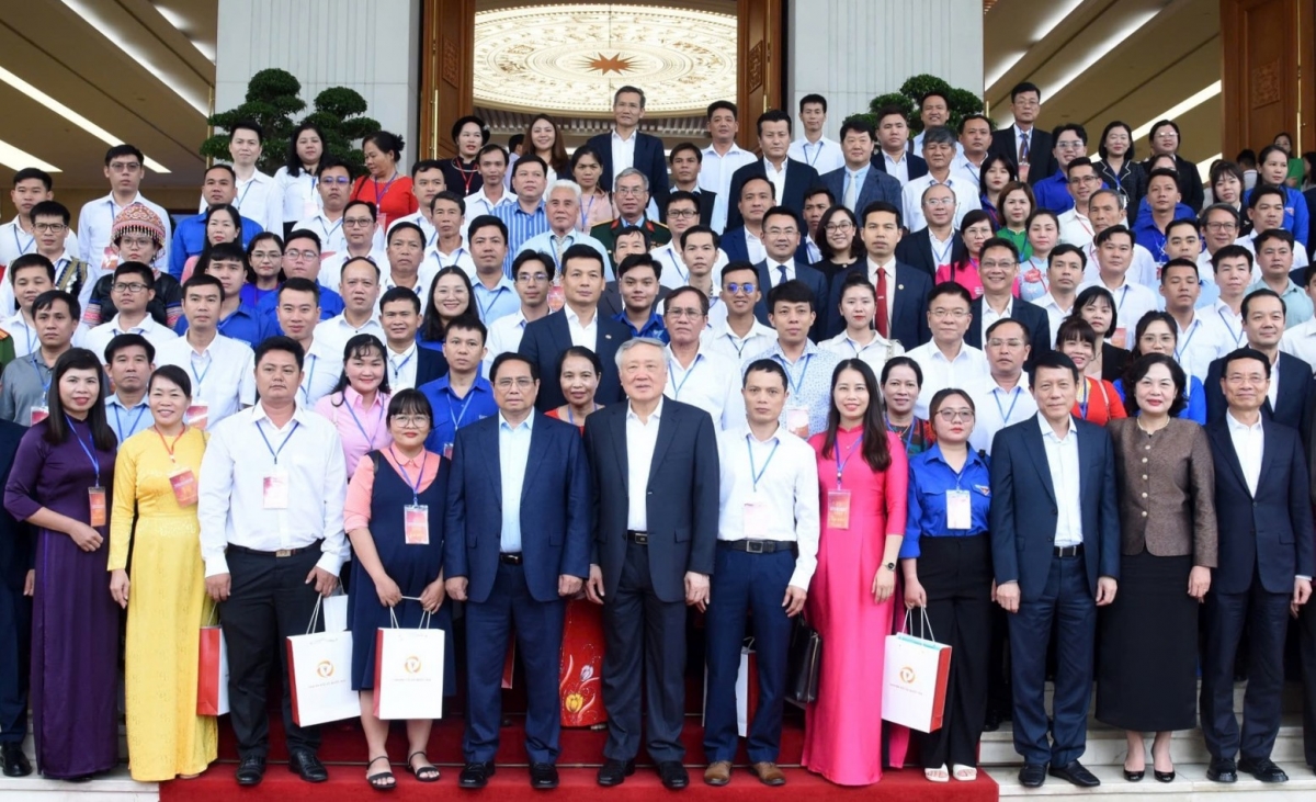 Thủ tướng Phạm Minh Chính chụp ảnh lưu niệm cùng các đại biểu