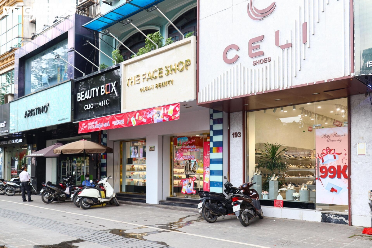 Fashion stores offer lots of discounts for the occasion this year.