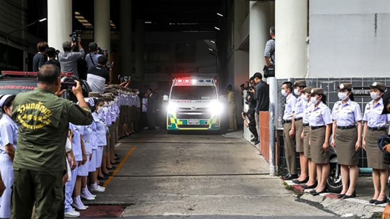 Đoàn xe xuất phát từ bệnh viện đưa các em học sinh và giáo viên thiệt mạng trong vụ cháy quay về tỉnh Uthai Thani chiều 2/10/2024. Ảnh: Thai PBS