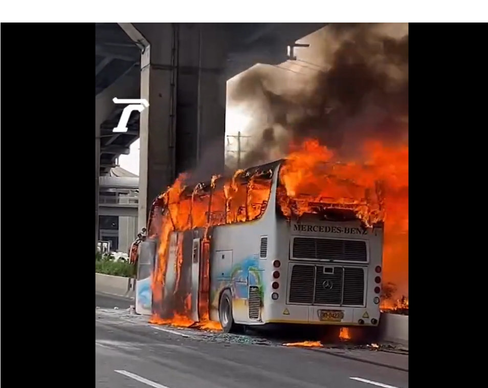 Hình ảnh chiếc xe bus bốc cháy dữ dội. (Ảnh chụp màn hình)