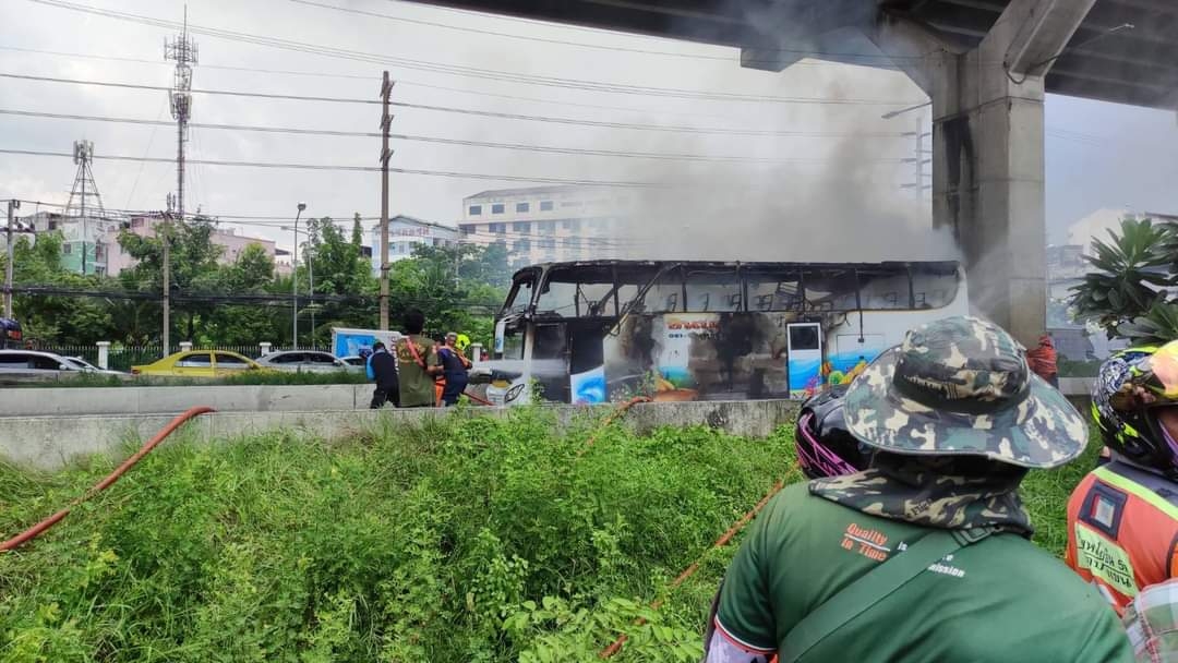 Chiếc xe bus chở học sinh và giáo viên đã gần như bị thiêu rụi. Nguồn Khaosod