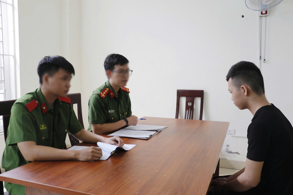 Cơ quan Công an lấy lời khai của đối tượng Vi Văn Linh