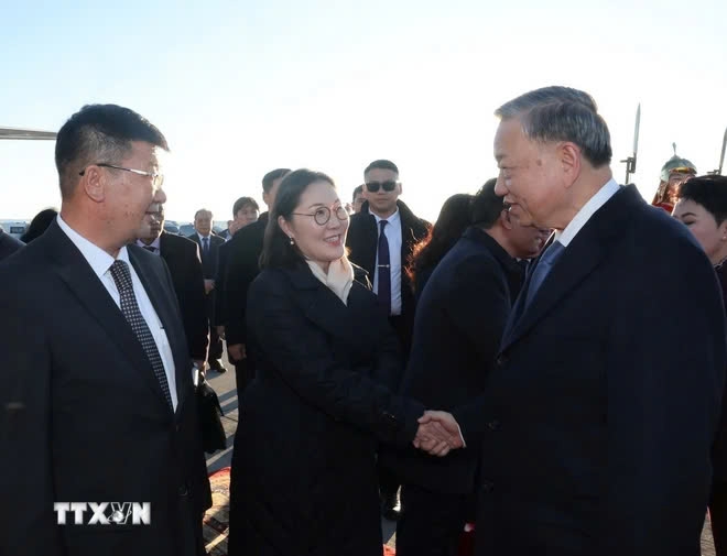 Các quan chức Mông Cổ tiễn Tổng Bí thư, Chủ tịch nước Tô Lâm tại sân bay Thành Cát Tư Hãn, thủ đô Ulan Bator. (Ảnh: Trí Dũng/TTXVN)