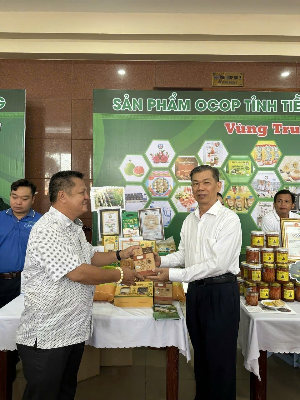 Lãnh đạo Sở Nông nghiệp-PTNT tỉnh Tiền Giang và ông Châu Minh Hải