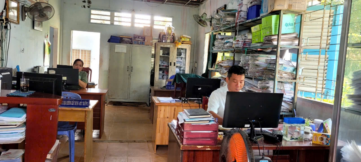 Trong một thời gian dài hơn 40 cán bộ, công chức xã Phú Đức phải làm việc trong cảnh khó khăn, thiếu thốn.