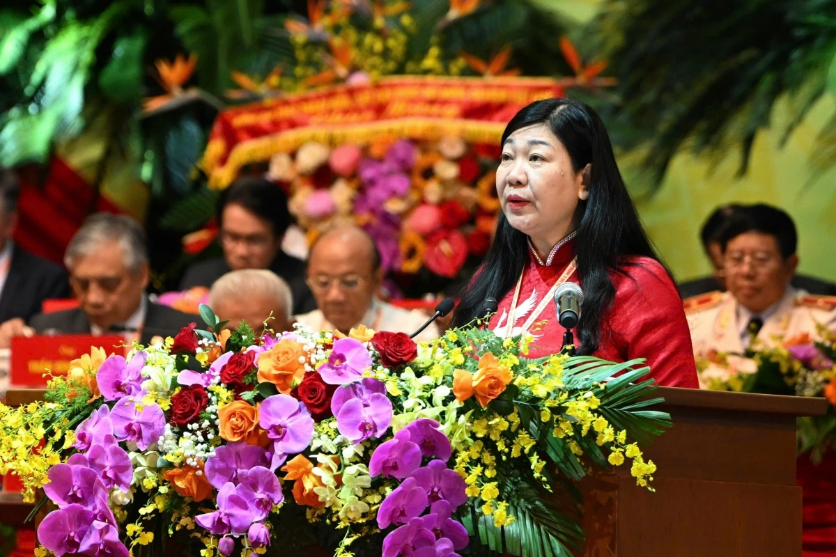 Bà Nguyễn Lan Hương, Ủy viên Ban Thường vụ Thành ủy, Chủ tịch Ủy ban MTTQ Việt Nam thành phố Hà Nội trình bày tham luận tại đại hội